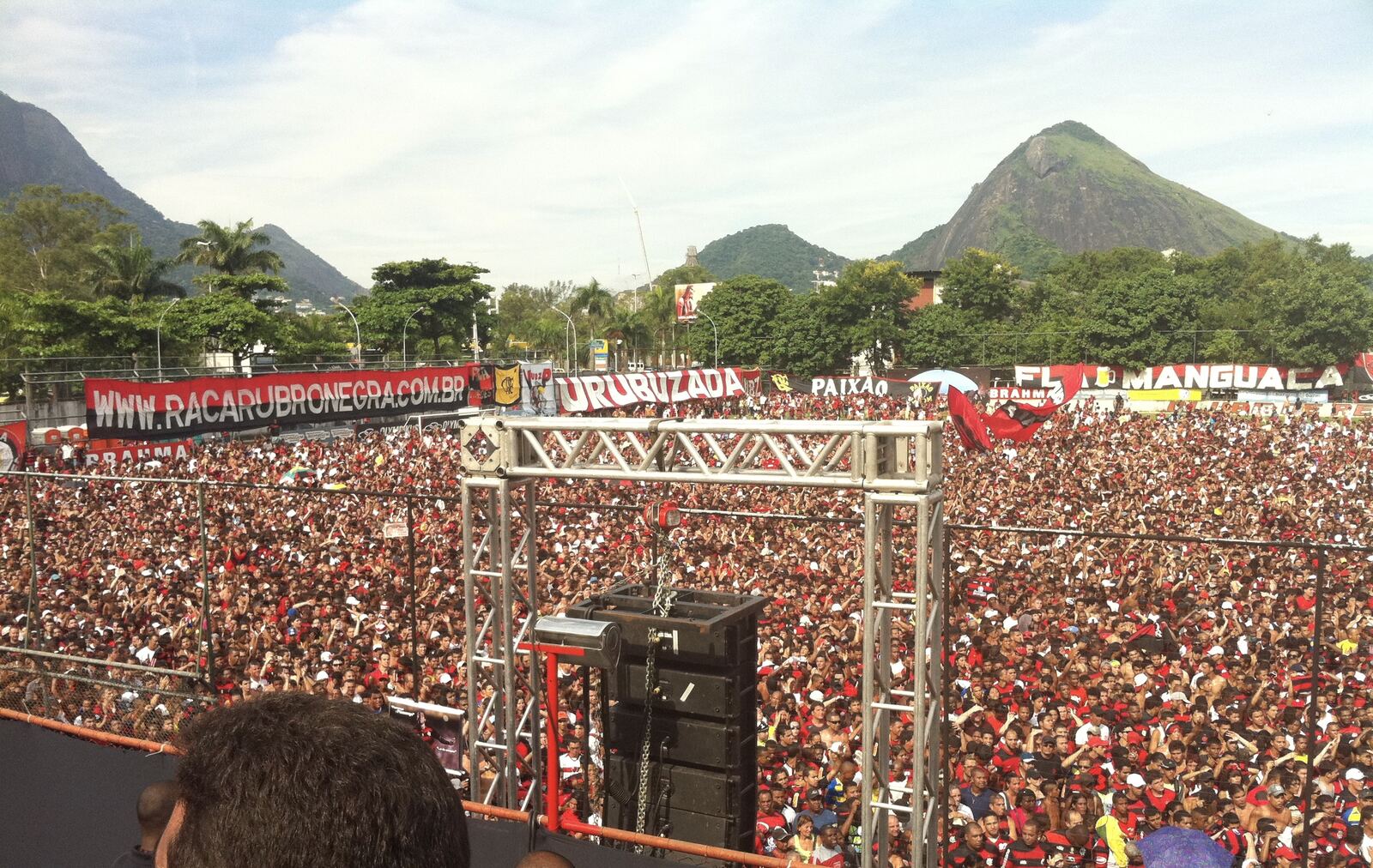 Flamengo fans packed together welcoming Ronaldinho Gaúcho